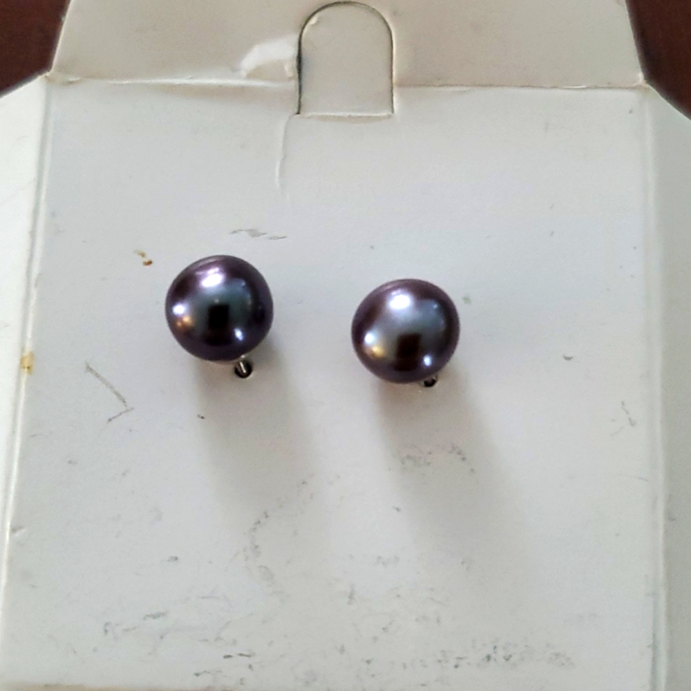 01 pair of  black pearl earrings